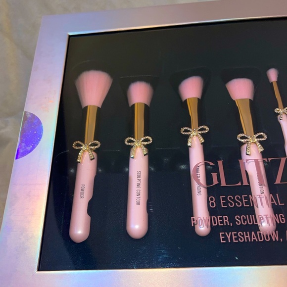 Glitz and Glam Bow Makeup Brush - Picture 3 of 5
